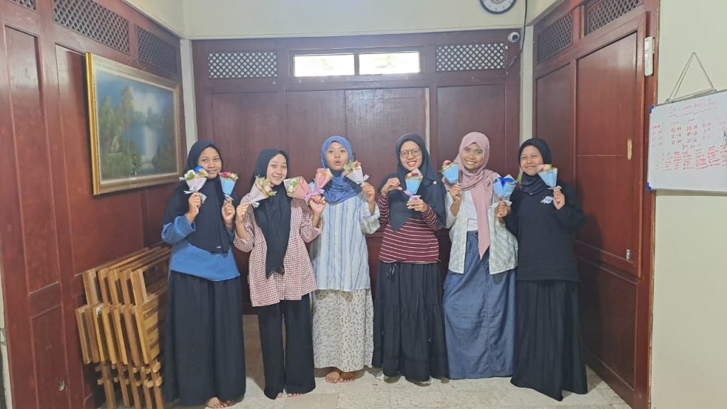 Kewirausahaan yatim, kewirausahaan, pelatihan buket, buket artificial, usaha yatim, yatim berwirausaha