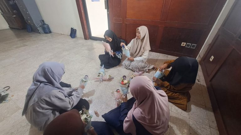 kewirausahaan yatim, membuat buket, jualan buket, usaha yatim, buket bunga, buket mini