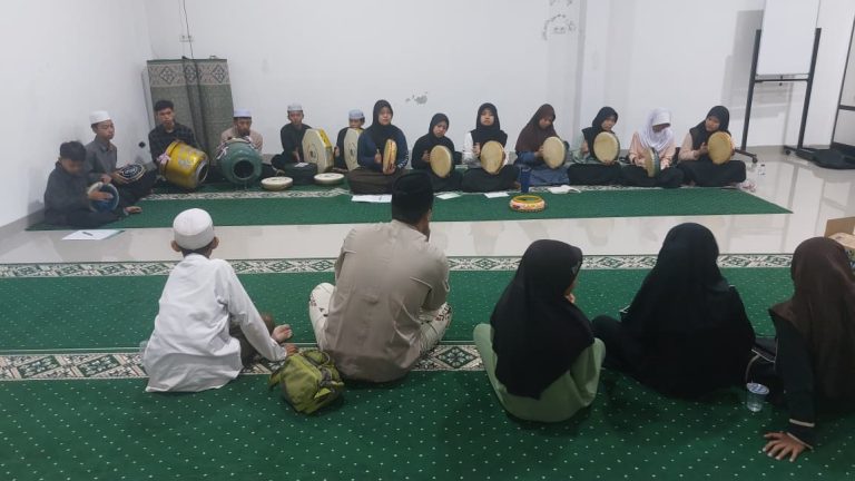 Pelatihan Hadroh, Musik Islami, Pembinaan Anak Yatim, Kegiatan Erlazet Charity, Seni Religi, Program Pemberdayaan Yatim