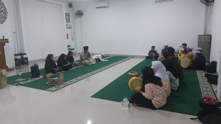 Pelatihan Hadroh, Musik Islami, Pembinaan Anak Yatim, Kegiatan Erlazet Charity, Seni Religi, Program Pemberdayaan Yatim