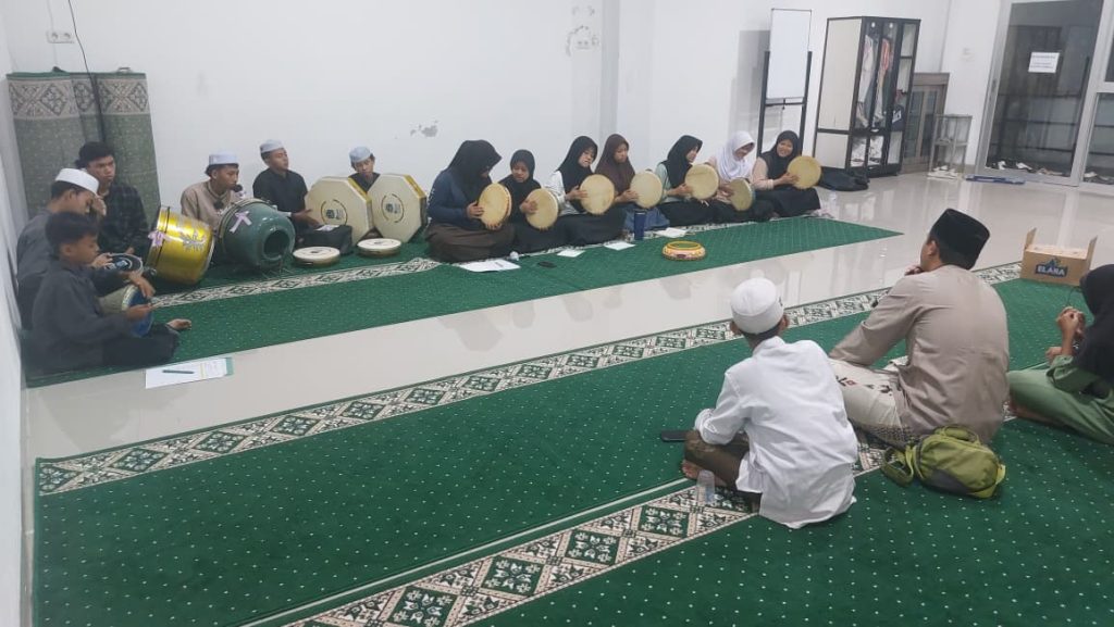 Pelatihan Hadroh, Musik Islami, Pembinaan Anak Yatim, Kegiatan Erlazet Charity, Seni Religi, Program Pemberdayaan Yatim