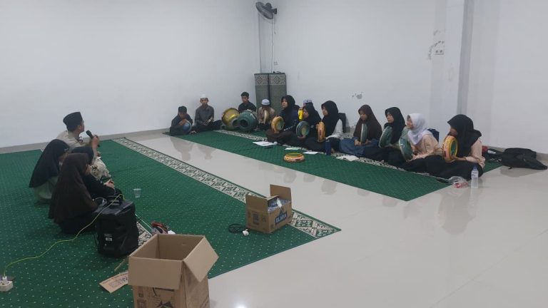 Pelatihan Hadroh, Musik Islami, Pembinaan Anak Yatim, Kegiatan Erlazet Charity, Seni Religi, Program Pemberdayaan Yatim