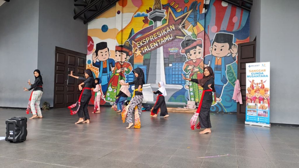Pelatihan Seni Tari, Tari Tradisional, Pembinaan Anak Yatim, Sanggar Tari, Kegiatan Erlazet Charity, Pemberdayaan Anak