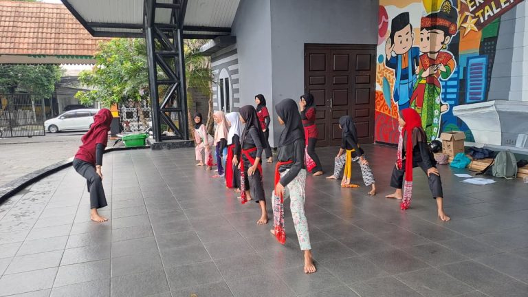 Pelatihan Seni Tari, Tari Tradisional, Pembinaan Anak Yatim, Sanggar Tari, Kegiatan Erlazet Charity, Pemberdayaan Anak