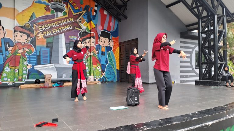 Pelatihan Seni Tari, Tari Tradisional, Pembinaan Anak Yatim, Sanggar Tari, Kegiatan Erlazet Charity, Pemberdayaan Anak