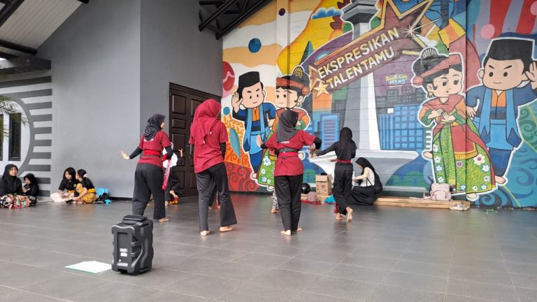 Pelatihan Seni Tari, Tari Tradisional, Pembinaan Anak Yatim, Sanggar Tari, Kegiatan Erlazet Charity, Pemberdayaan Anak