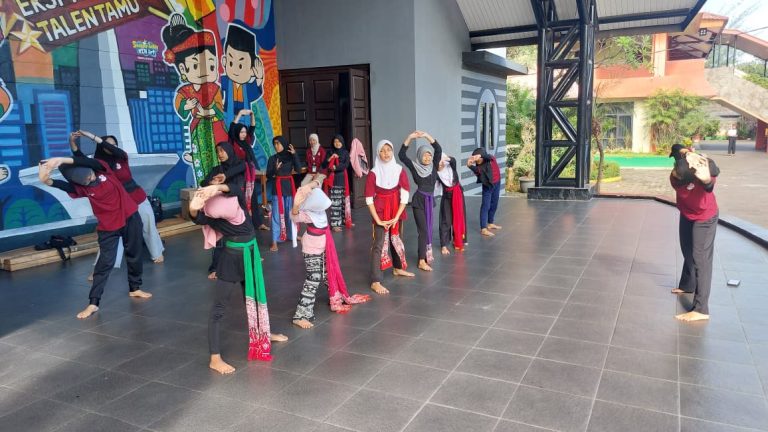 latihan tari, tari tradisional, tari, seni tari, tari jakarta timur, dance tradisional indonesia