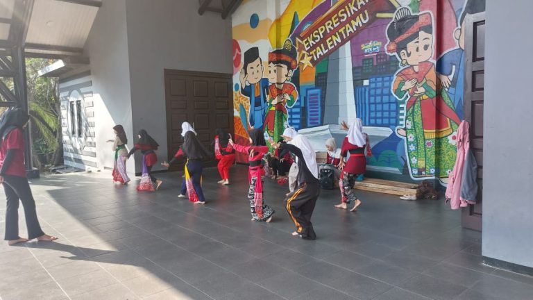 Pelatihan Seni Tari, Tari Tradisional Indonesia, Erlazet Charity, Pembinaan Anak Yatim, Tari Kinang Kilaras, Tari Igel Molek