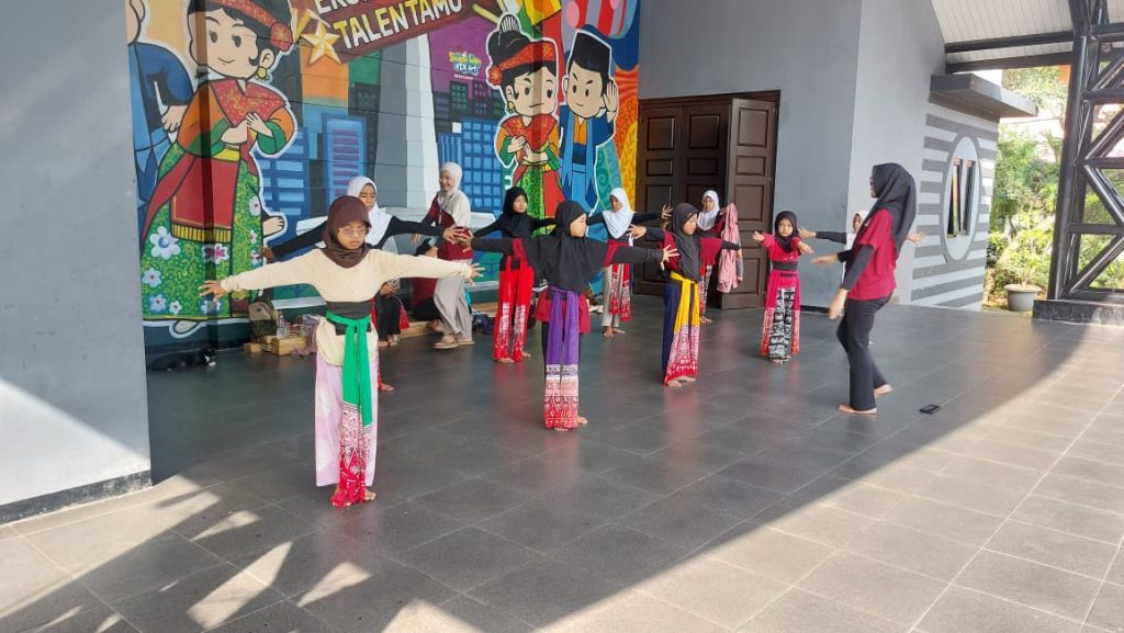 Pelatihan Seni Tari, Tari Tradisional Indonesia, Erlazet Charity, Pembinaan Anak Yatim, Tari Kinang Kilaras, Tari Igel Molek