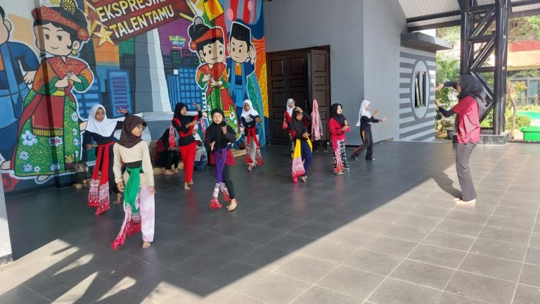 Pelatihan Seni Tari, Tari Tradisional Indonesia, Erlazet Charity, Pembinaan Anak Yatim, Tari Kinang Kilaras, Tari Igel Molek