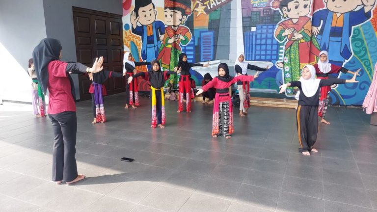 Pelatihan Seni Tari, Tari Tradisional Indonesia, Erlazet Charity, Pembinaan Anak Yatim, Tari Kinang Kilaras, Tari Igel Molek