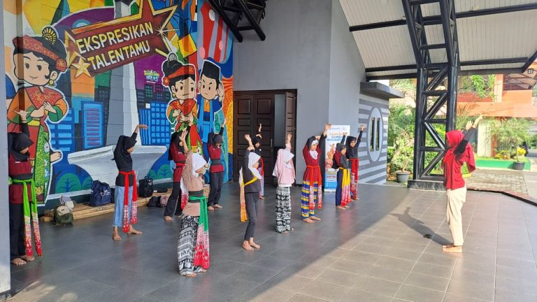 Pelatihan Seni Tari, Tari Tradisional Indonesia, Erlazet Charity, Pembinaan Anak Yatim, Tari Kinang Kilaras, penari
