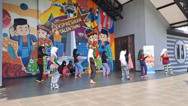 Pelatihan Seni Tari, Tari Tradisional Indonesia, Erlazet Charity, Pembinaan Anak Yatim, Tari Kinang Kilaras, penari