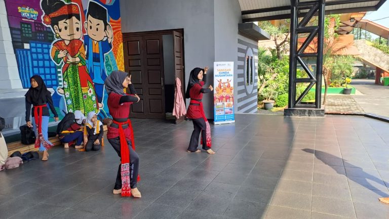 Pelatihan Seni Tari, Tari Tradisional Indonesia, Erlazet Charity, Pembinaan Anak Yatim, Tari Kinang Kilaras, penari
