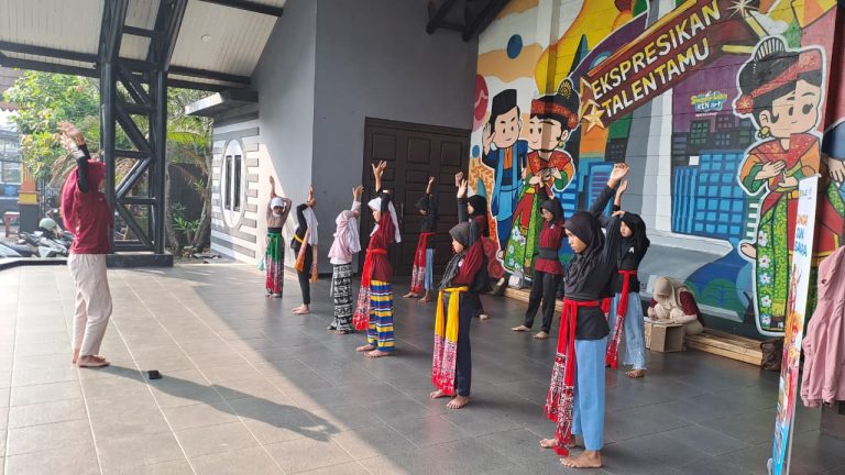 Pelatihan Seni Tari, Tari Tradisional Indonesia, Erlazet Charity, Pembinaan Anak Yatim, Tari Kinang Kilaras, penari