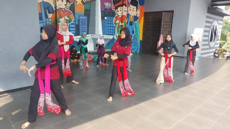 Pelatihan Seni Tari, Tari Tradisional Indonesia, Erlazet Charity, Pembinaan Anak Yatim, Tari Kinang Kilaras, Tari Igel Molek