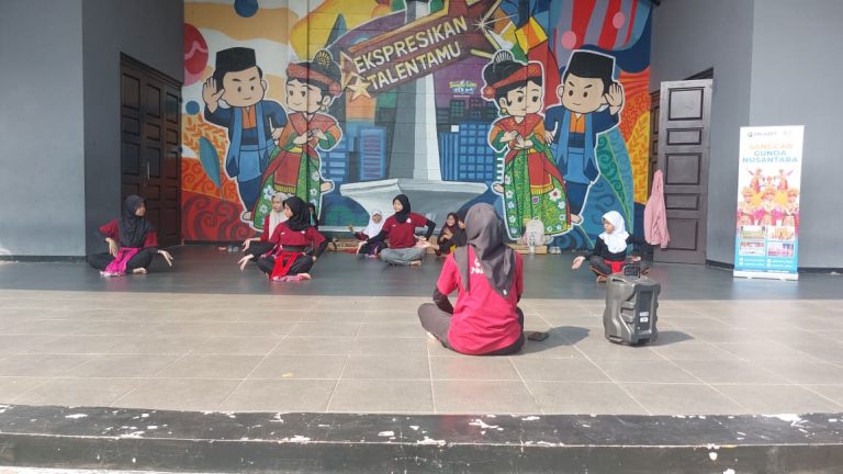 Pelatihan Seni Tari, Tari Tradisional Indonesia, Erlazet Charity, Pembinaan Anak Yatim, Tari Kinang Kilaras, Tari Igel Molek
