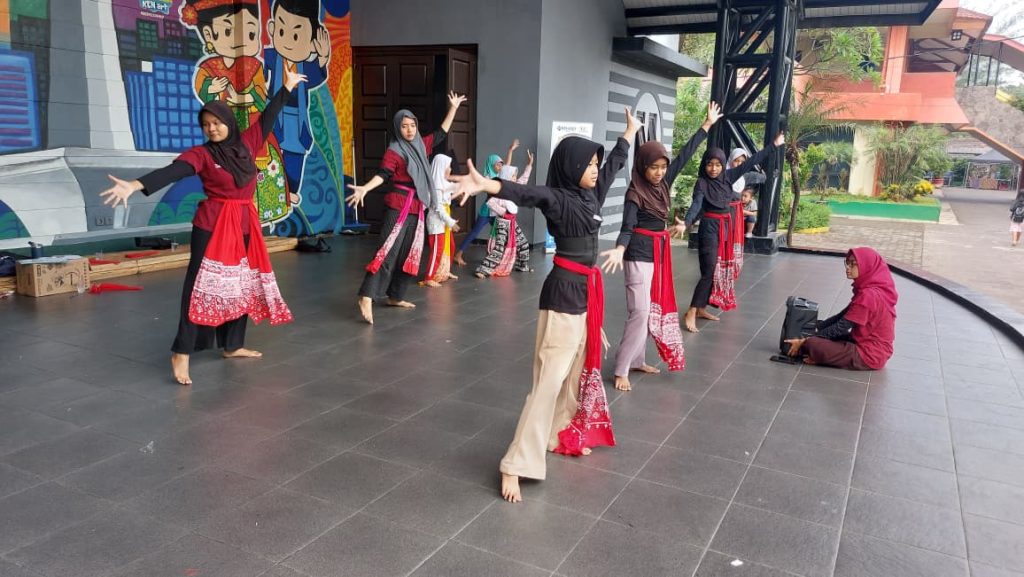 Pelatihan Seni Tari, Tari Tradisional Indonesia, Erlazet Charity, Pembinaan Anak Yatim, Tari Kinang Kilaras, Tari Igel Molek