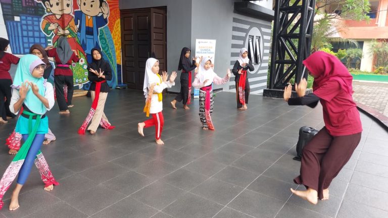 Pelatihan Seni Tari, Tari Tradisional Indonesia, Erlazet Charity, Pembinaan Anak Yatim, Tari Kinang Kilaras, Tari Igel Molek