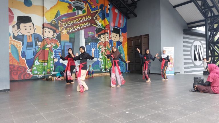 Pelatihan Seni Tari, Tari Tradisional Indonesia, Erlazet Charity, Pembinaan Anak Yatim, Tari Kinang Kilaras, Tari Igel Molek