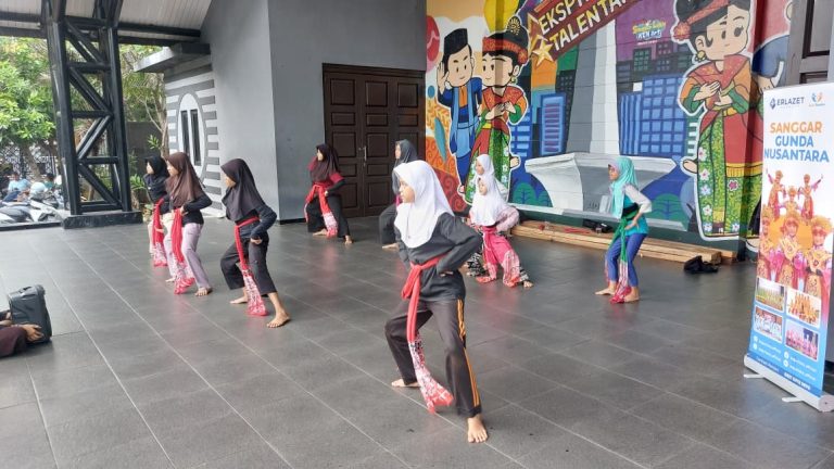 Pelatihan Seni Tari, Tari Tradisional Indonesia, Erlazet Charity, Pembinaan Anak Yatim, Tari Kinang Kilaras, Tari Igel Molek