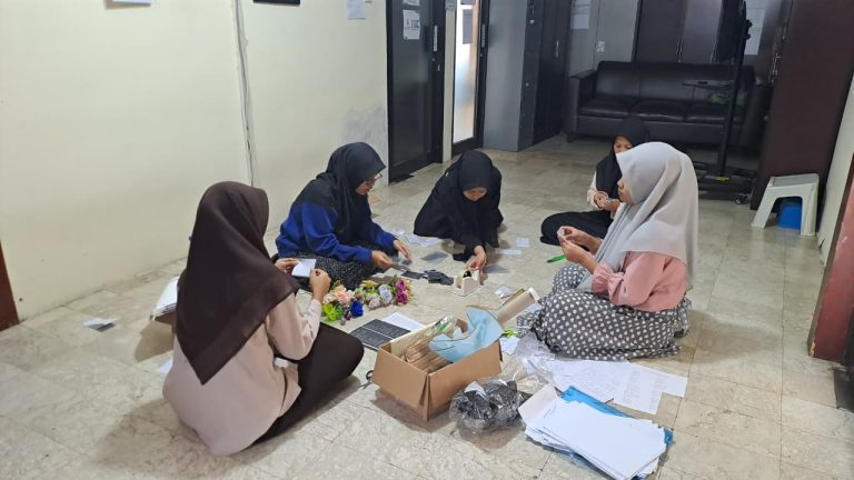 Pelatihan Kewirausahaan, Pemberdayaan Anak Yatim, Erla Global Charity, Buket Bunga Kertas, Kreativitas Anak, Keterampilan Anak Yatim