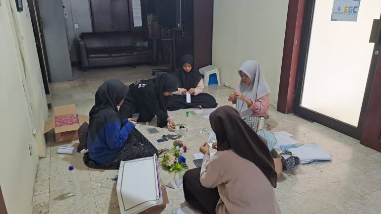 Pelatihan Kewirausahaan, Pemberdayaan Anak Yatim, Erla Global Charity, Buket Bunga Kertas, Kreativitas Anak, Keterampilan Anak Yatim