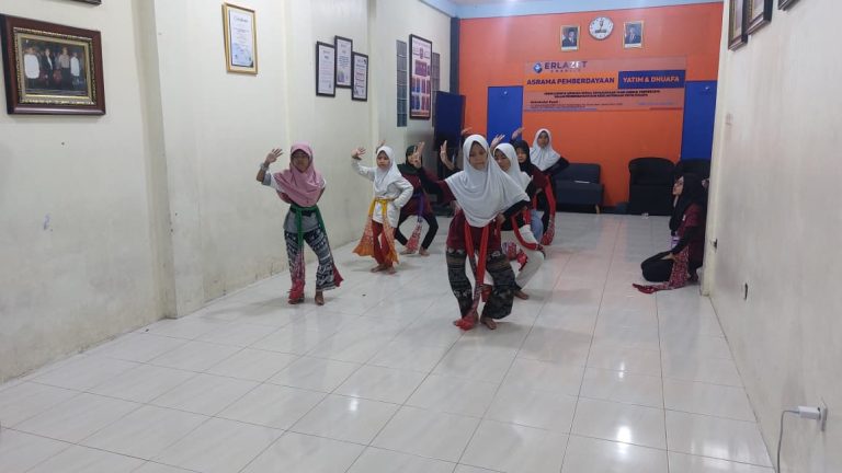 Pelatihan Seni Tari, Tari Tradisional Indonesia, Erlazet Charity, Pembinaan Anak Yatim, Tari Kinang Kilaras, Tari Igel Molek