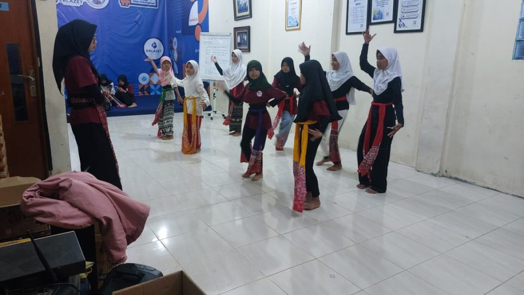Pelatihan Seni Tari, Tari Tradisional Indonesia, Erlazet Charity, Pembinaan Anak Yatim, Tari Kinang Kilaras, Tari Igel Molek