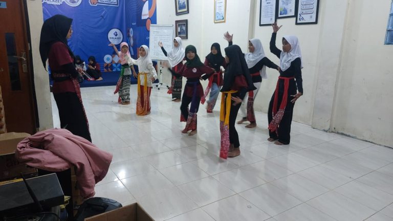 Pelatihan Seni Tari, Tari Tradisional Indonesia, Erlazet Charity, Pembinaan Anak Yatim, Tari Kinang Kilaras, Tari Igel Molek