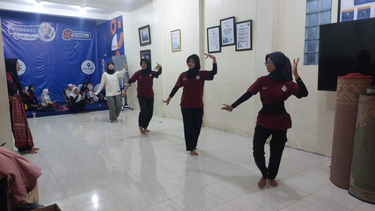 Pelatihan Seni Tari, Tari Tradisional Indonesia, Erlazet Charity, Pembinaan Anak Yatim, Tari Kinang Kilaras, Tari Igel Molek