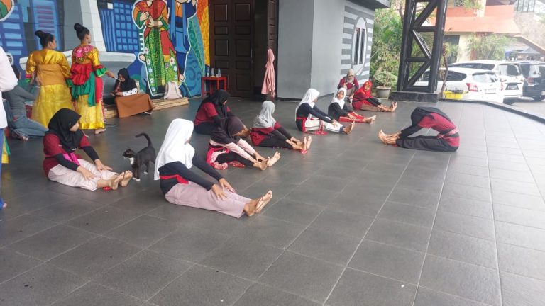 Pelatihan Seni Tari, Tari Tradisional Indonesia, Erlazet Charity, Pembinaan Anak Yatim, Tari Kinang Kilaras, Tari Igel Molek.