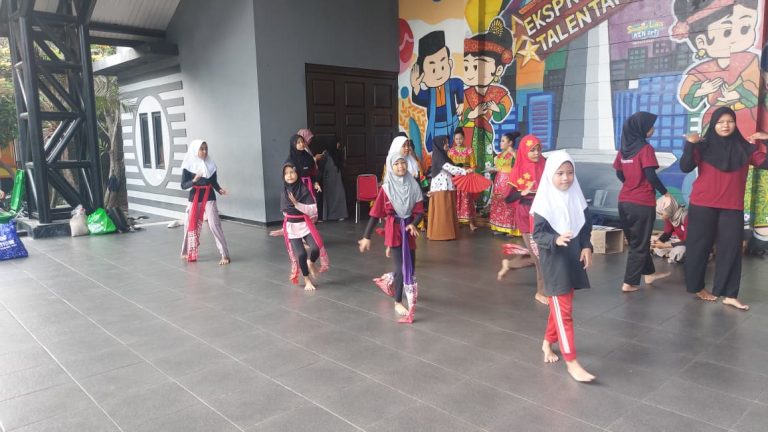 Pelatihan Seni Tari, Tari Tradisional Indonesia, Erlazet Charity, Pembinaan Anak Yatim, Tari Kinang Kilaras, Tari Igel Molek.