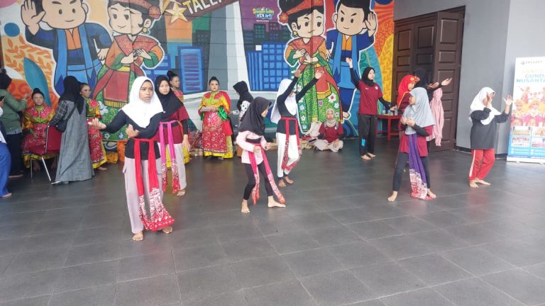 Pelatihan Seni Tari, Tari Tradisional Indonesia, Erlazet Charity, Pembinaan Anak Yatim, Tari Kinang Kilaras, Tari Igel Molek.