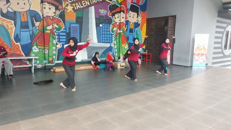 Pelatihan Seni Tari, Tari Tradisional Indonesia, Erlazet Charity, Pembinaan Anak Yatim, Tari Kinang Kilaras, Tari Igel Molek.
