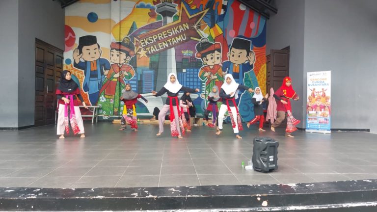Pelatihan Seni Tari, Tari Tradisional Indonesia, Erlazet Charity, Pembinaan Anak Yatim, Tari Kinang Kilaras, Tari Igel Molek.