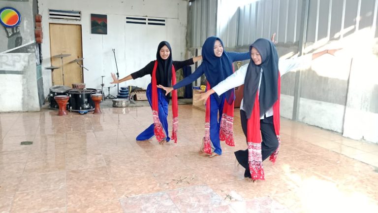 Pelatihan Seni Tari Karawang, Erlazet Charity Karawang, Pemberdayaan Anak Yatim, Tari Bentang-Bentang, Tari Niskala, Pembinaan Seni Tradisional Anak.