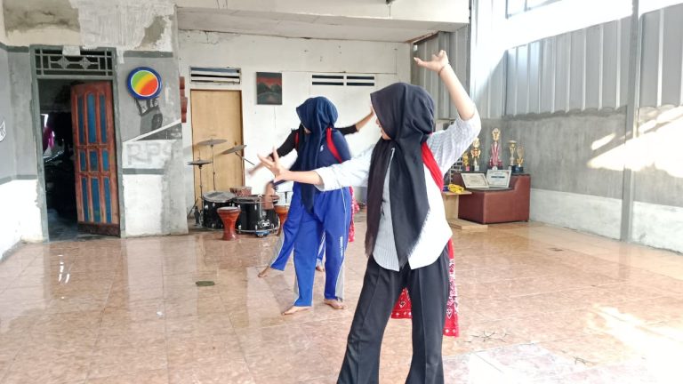Pelatihan Seni Tari Karawang, Erlazet Charity Karawang, Pemberdayaan Anak Yatim, Tari Bentang-Bentang, Tari Niskala, Pembinaan Seni Tradisional Anak.