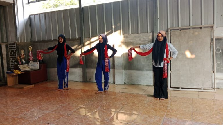 Pelatihan Seni Tari Karawang, Erlazet Charity Karawang, Pemberdayaan Anak Yatim, Tari Bentang-Bentang, Tari Niskala, Pembinaan Seni Tradisional Anak.