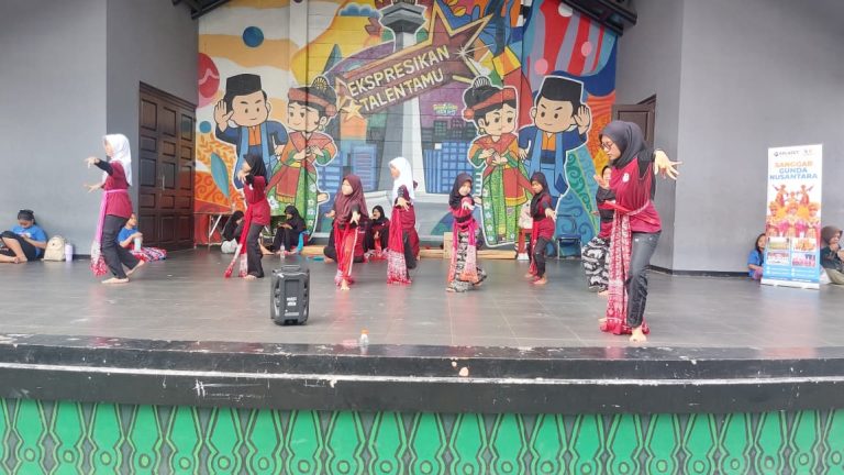 Pelatihan Seni Tari, Erlazet Charity, Pembinaan Anak Yatim, Tari Bajidor Kahot, Tari Lenggang Nyai, Tari Nusantara