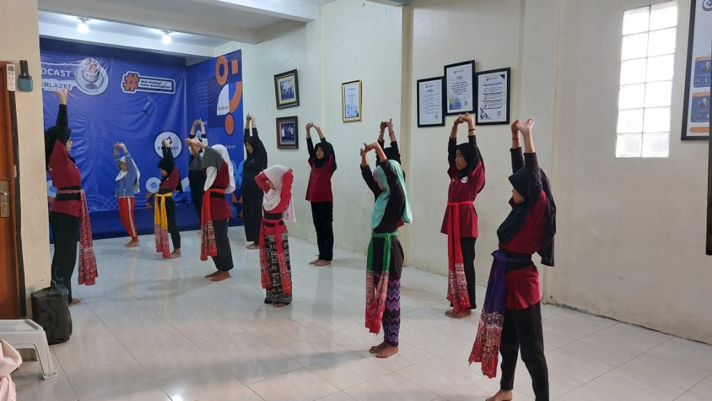 Pelatihan Seni Tari, Erlazet Charity, Pembinaan Anak Yatim, Tari Lenggang Nyai, Tari Pesona Nusantara, Seni Budaya Indonesia