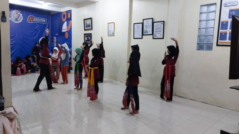 Pelatihan Seni Tari, Erlazet Charity, Pembinaan Anak Yatim, Tari Lenggang Nyai, Tari Pesona Nusantara, Seni Budaya Indonesia