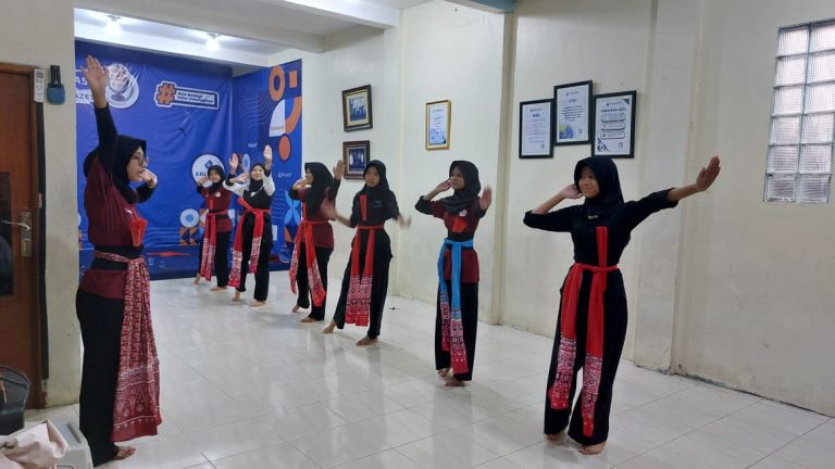 Pelatihan Seni Tari, Erlazet Charity, Pembinaan Anak Yatim, Tari Lenggang Nyai, Tari Pesona Nusantara, Seni Budaya Indonesia