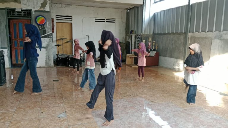 Pelatihan Seni Tari, Erlazet Charity Karawang, Anak Yatim Binaan, Seni Budaya Indonesia, Pembinaan Tari, Pengembangan Bakat Anak