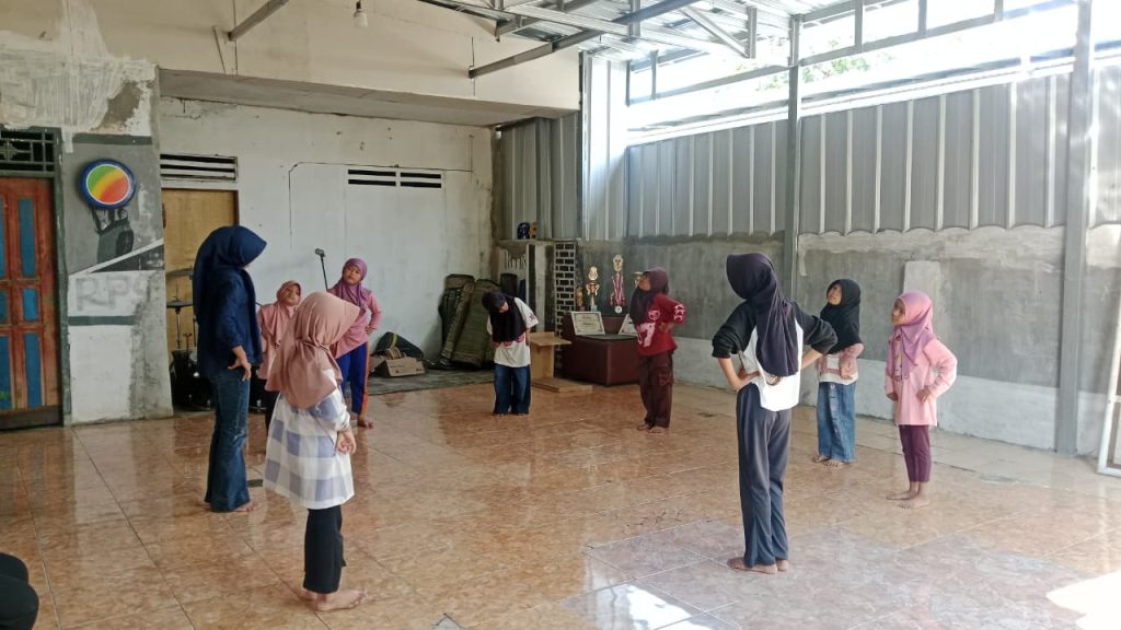 Pelatihan Seni Tari, Erlazet Charity Karawang, Anak Yatim Binaan, Seni Budaya Indonesia, Pembinaan Tari, Pengembangan Bakat Anak