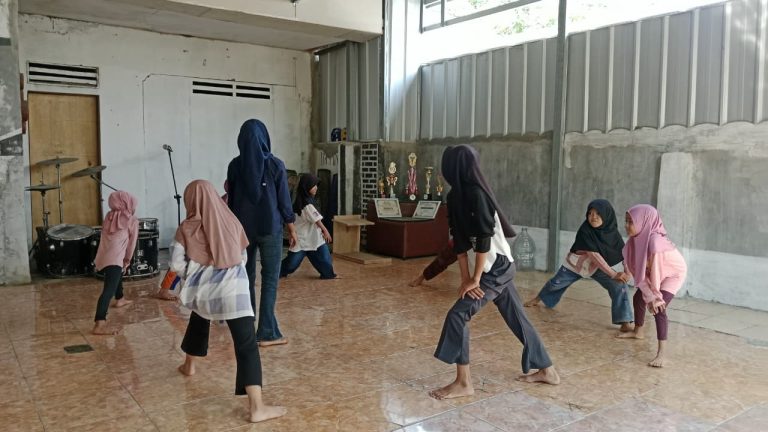 Pelatihan Seni Tari, Erlazet Charity Karawang, Anak Yatim Binaan, Seni Budaya Indonesia, Pembinaan Tari, Pengembangan Bakat Anak