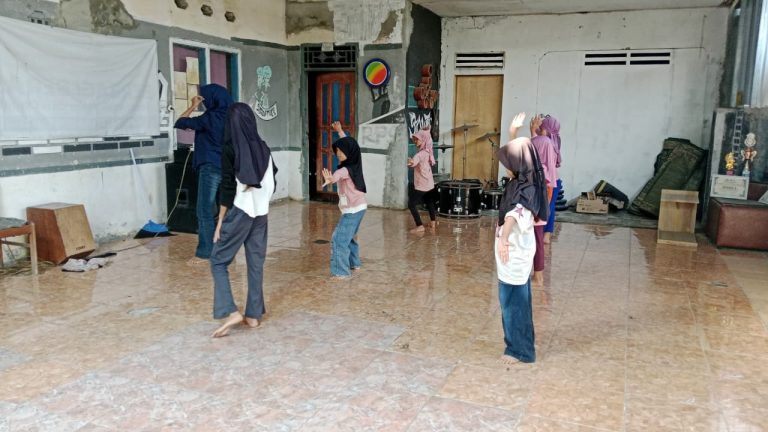 Pelatihan Seni Tari, Erlazet Charity Karawang, Anak Yatim Binaan, Seni Budaya Indonesia, Pembinaan Tari, Pengembangan Bakat Anak