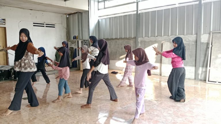 Pelatihan Seni Tari, Erlazet Charity Karawang, Tari Ronggeng Nyentrik, Pembinaan Anak, Seni Budaya Indonesia, Pengembangan Bakat Anak