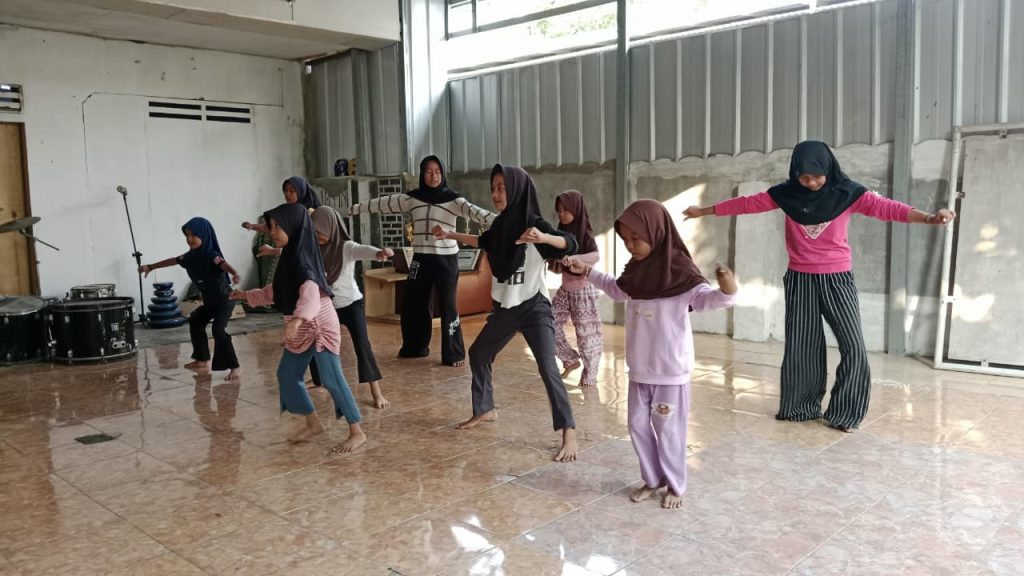 Pelatihan Seni Tari, Erlazet Charity Karawang, Tari Ronggeng Nyentrik, Pembinaan Anak, Seni Budaya Indonesia, Pengembangan Bakat Anak