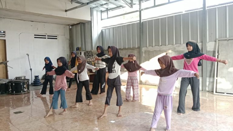 Pelatihan Seni Tari, Erlazet Charity Karawang, Tari Ronggeng Nyentrik, Pembinaan Anak, Seni Budaya Indonesia, Pengembangan Bakat Anak